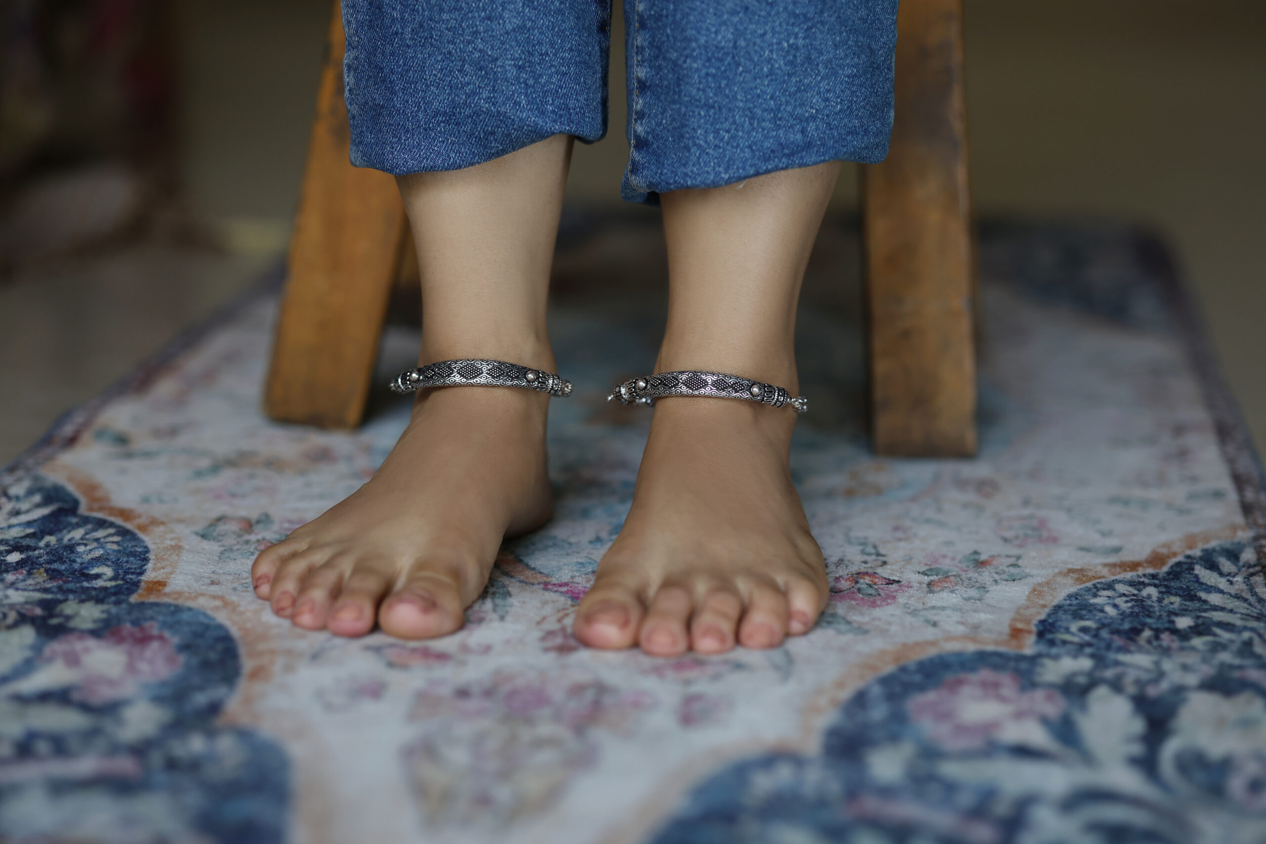 Traditional Style Oxidized Silver Anklet For Women - Image 2
